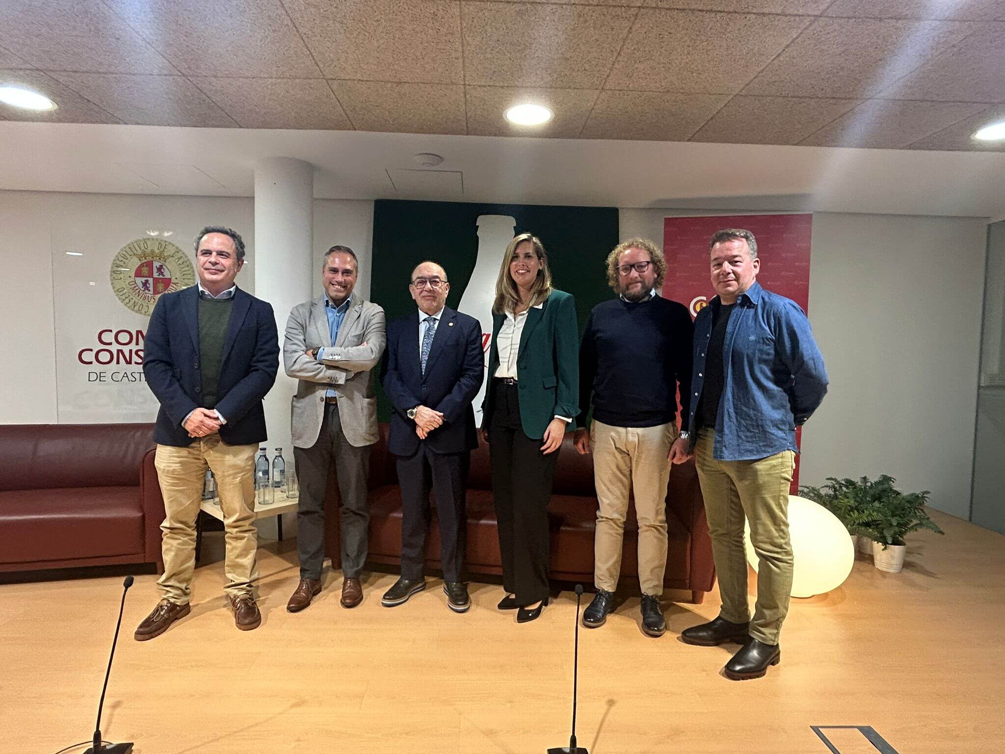En la imagen, El presidente de la Cámara de Comercio de Zamora, Enrique Oliveira Román; a la derecha, Ane Epalza Zuloaga, gerente de Relaciones Institucionales, Comunicación y Sostenibilidad de Coca-Cola y responsables de Freigel Food Solutions S.A., Grupo TecoZam, Leche Gaza y Moralejo Seleccion S.L.